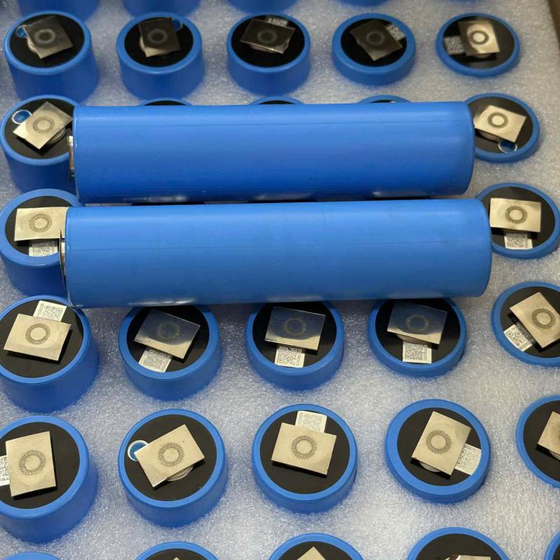 Màu Xanh EVE 33140 dung lượng 15Ah hệ LiFePO4 3.2V